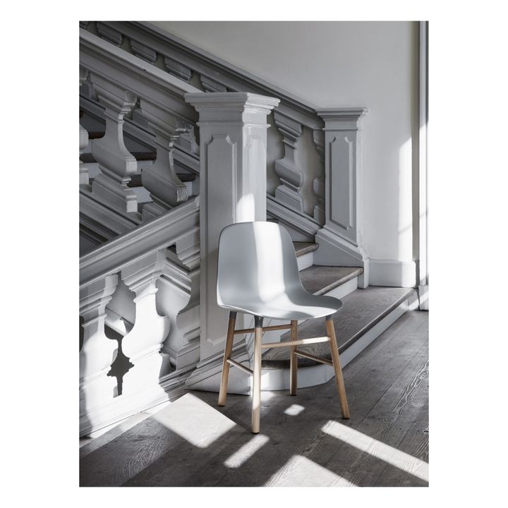Chaise Form en noyer | Blanc- Image produit n°1