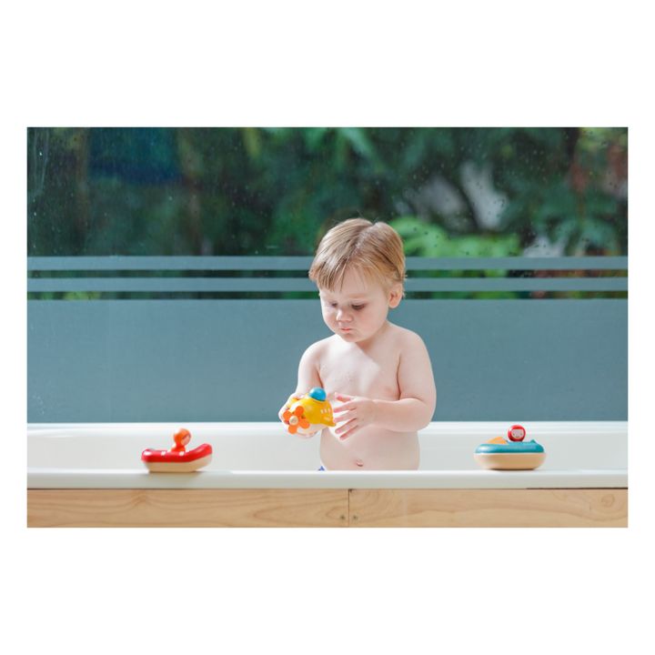 Außenborder auf dem Wasser schwimmend- Produktbild Nr. 1