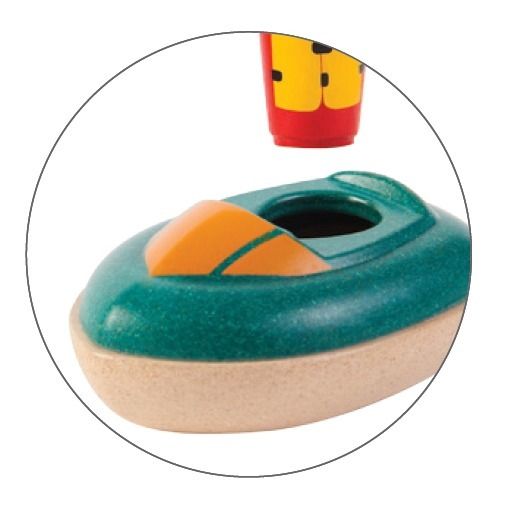 Bateau hors-bord flottant sur l'eau-product