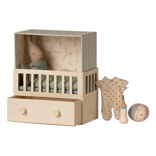 Bebé conejo niño en su habitación-product