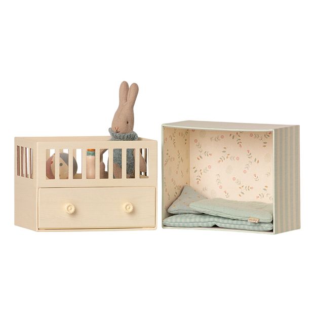 Bebé conejo niño en su habitación-product