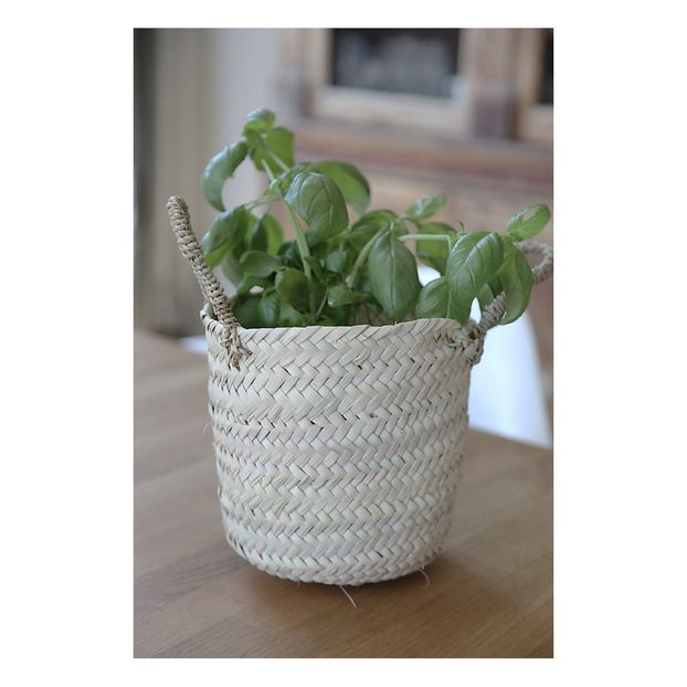 Panier plat rond en feuilles de palmier tréssées-product