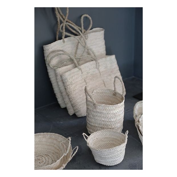 Panier plat rond en feuilles de palmier tréssées-product