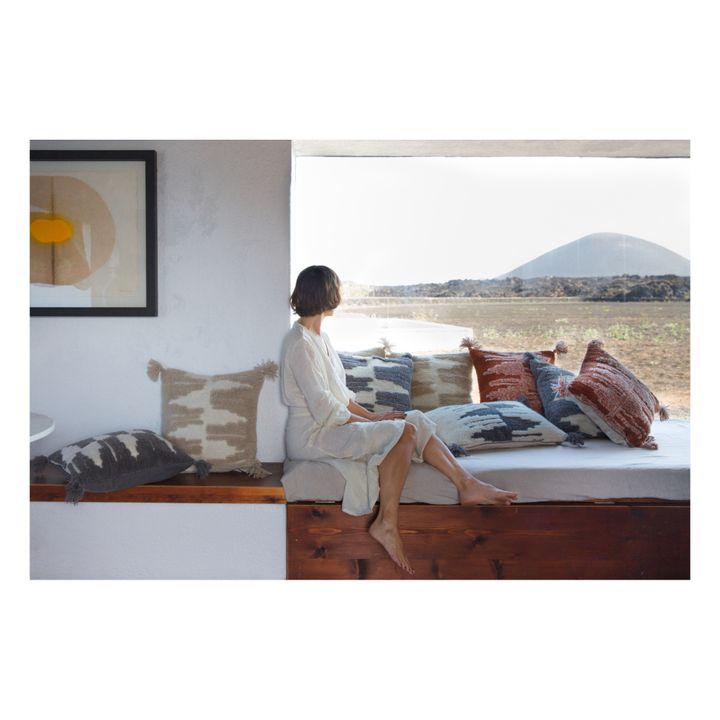 Coussin rectangulaire Zagros Smallable x Lorena Canals | Naturel- Image produit n°1