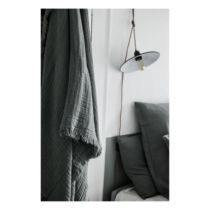 Plaid Loulou frangé en double gaze de coton bio | Vert forêt- Image produit n°1