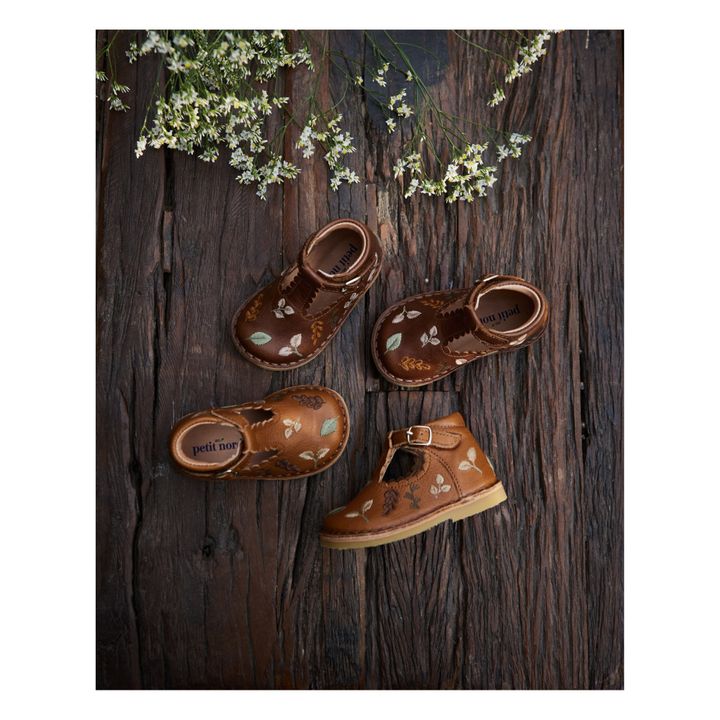 Embroidered T-Bar Mary Janes - Uniqua Capsule Collection | Marrón- Imagen del producto n°4