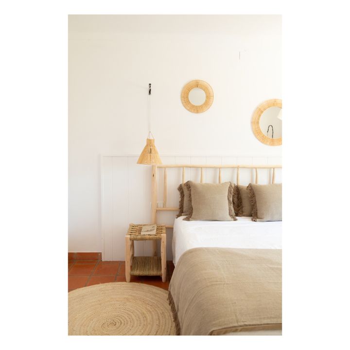 Table de nuit en bois brut et palme- Image produit n°1