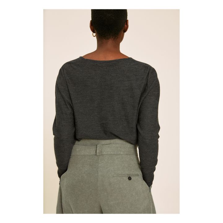Tabis Extra Fine Merino Wool Sweater | Gris Oscuro- Imagen del producto n°2
