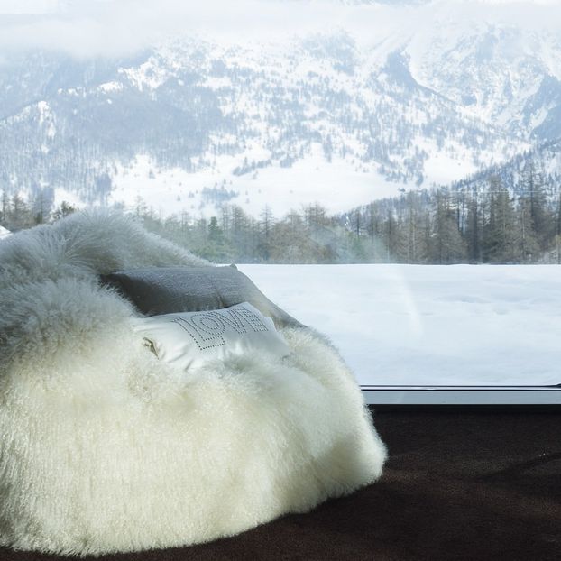 Pouf bulle Blanc en peau de chèvre du Tibet-product