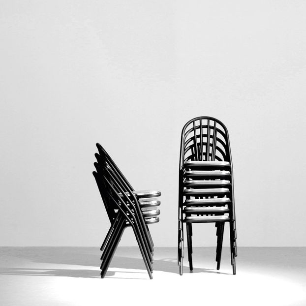 Chaise Surpil Gras cadre noir, assise en bois-product
