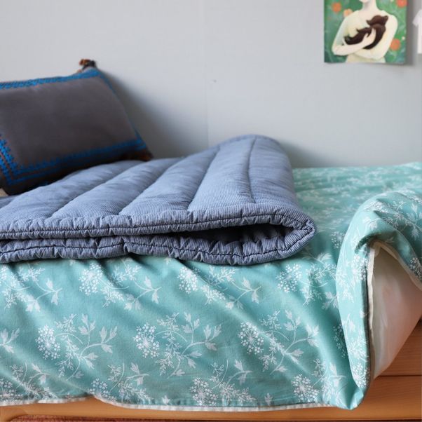 Couverture matelassée brodée main petits carreaux en coton-product