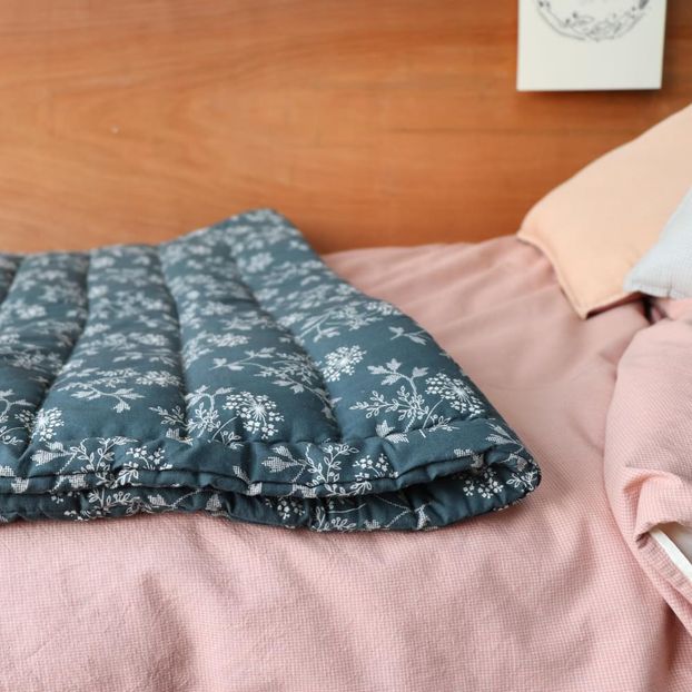 Couverture matelassée brodée main Hanako Floral en coton-product
