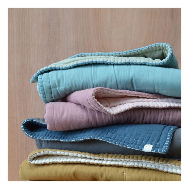 Couverture ouatinée bicolore brodée main en coton-product