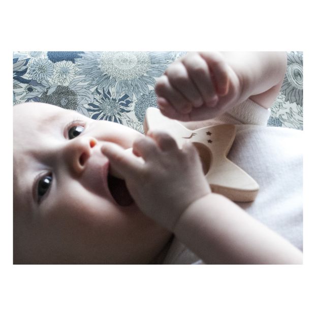 Star teething ring in wood-product