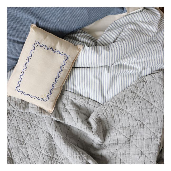 Diamond quilted blanket