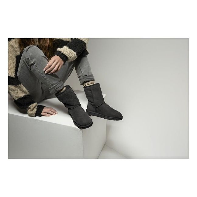 Classic Short II Fur Lined Suede Boots Black