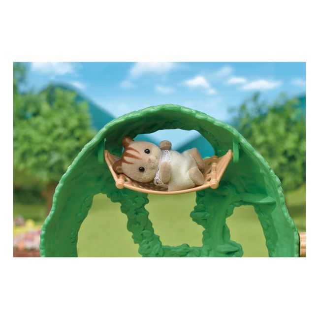 Cabane des bébés et bébé écureuil