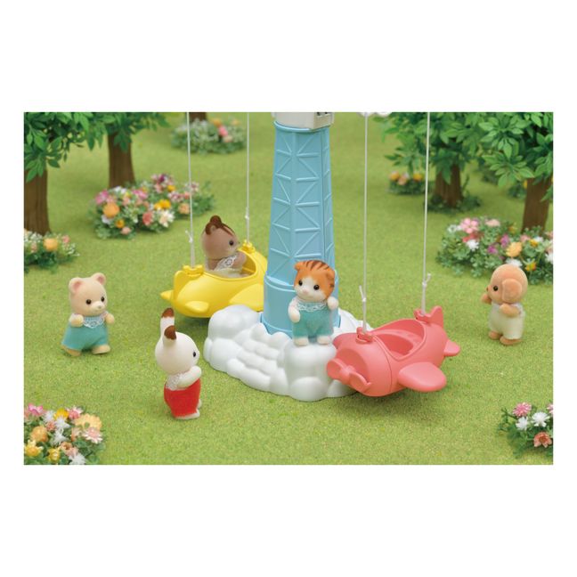 Manège volant et bébé chat