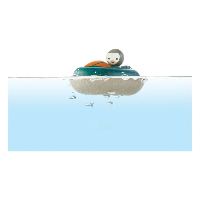 Bateau hors-bord flottant sur l'eau