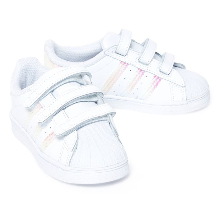 Zapatillas deportivas de niña Adidas en blanco con detalle irisdecentes