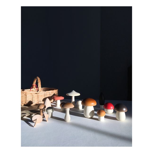Setas de madera y cestita de ratán