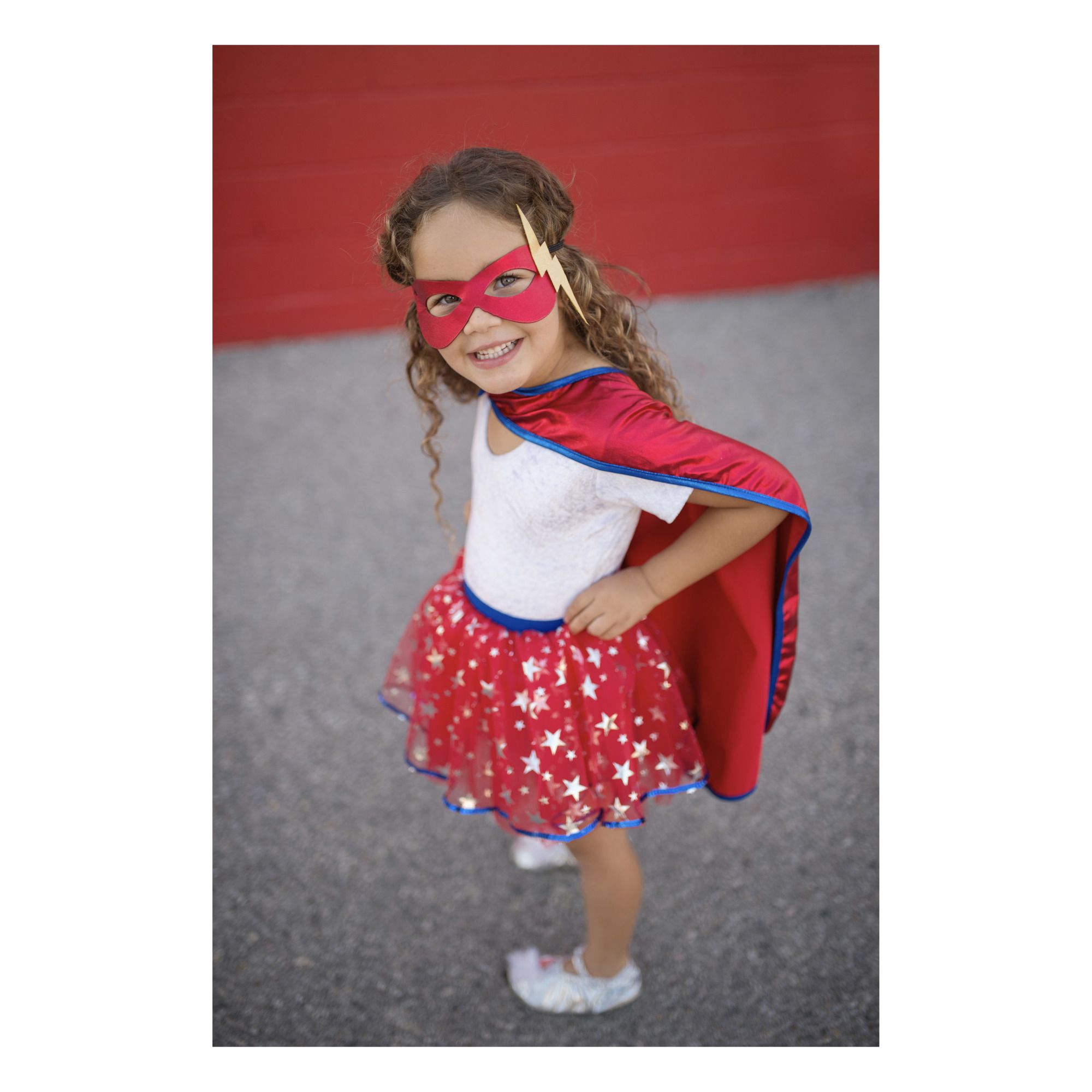 Enfant Fille En Costume De Super Héros Avec Masque Et Cape Rouge à La  Maison
