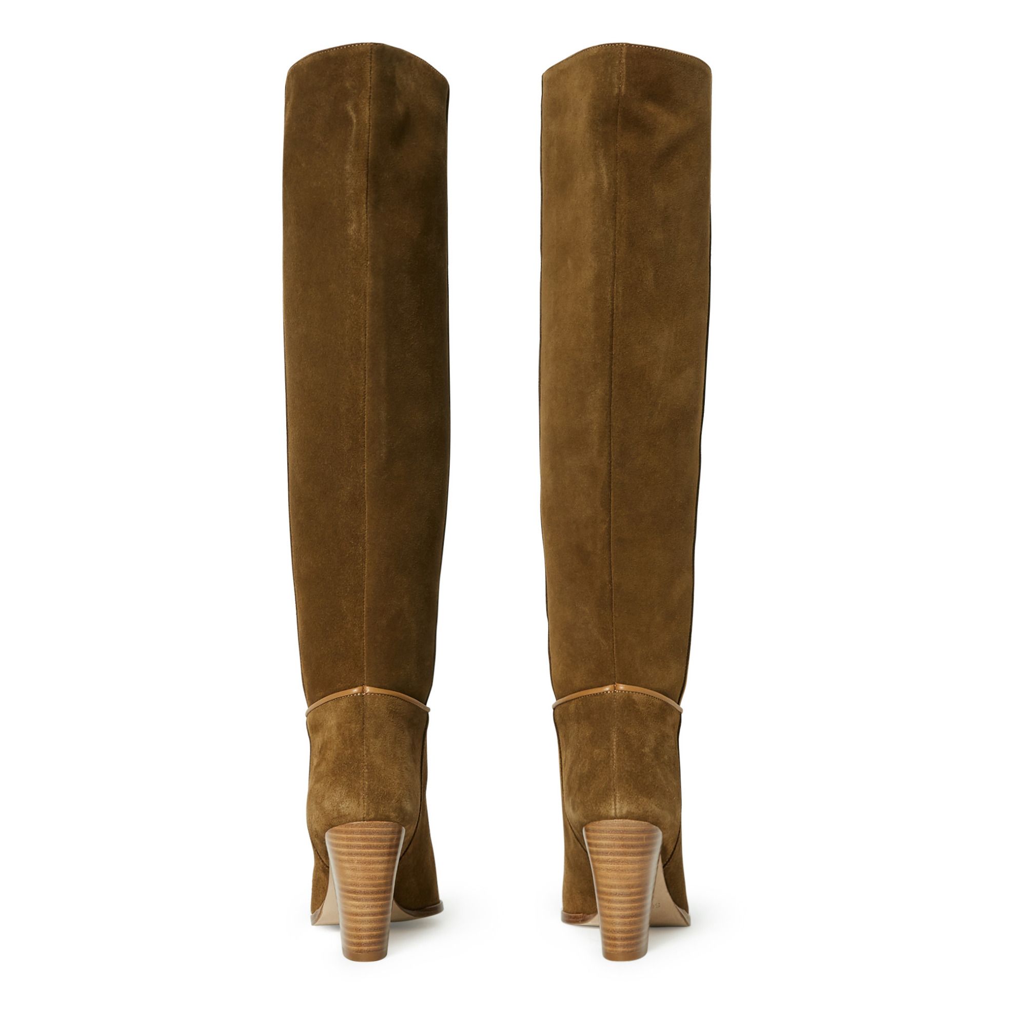 María Pombo tiene las botas altas planas de Zara que te solucionarán  cualquier look (y son perfectas para chicas bajitas)