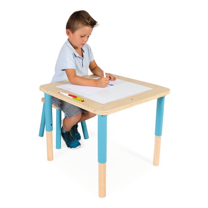 Adjustable play outlet table