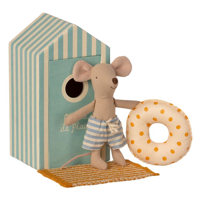Ratón niño pequeño y su cabina de playa
