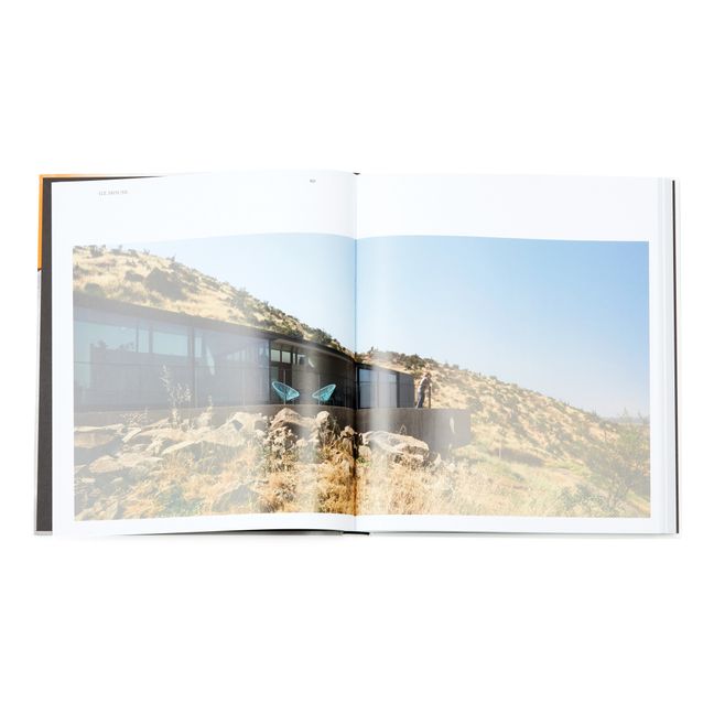 Buch Living in the desert - EN