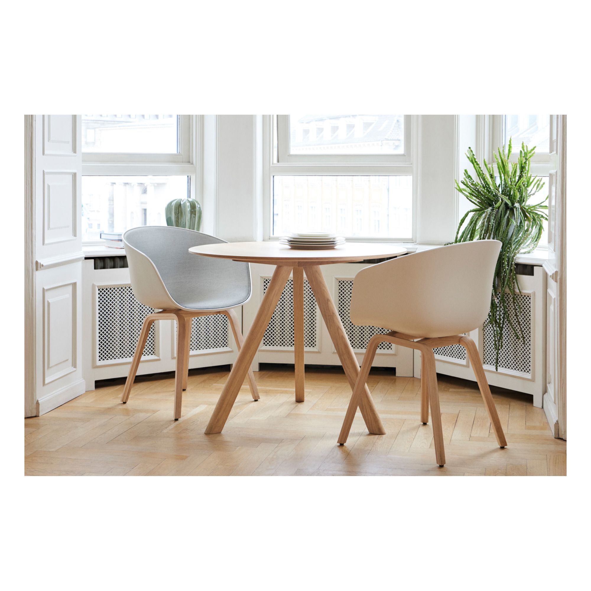 HAY CPH20 round table, 120 cm, lacquered walnut