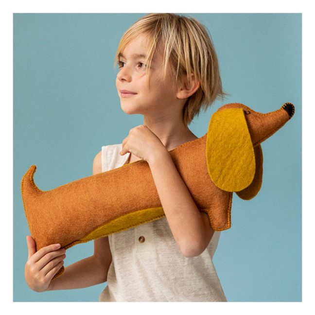 Coussin Pasu Chien-saucisse en feutre | Caramel