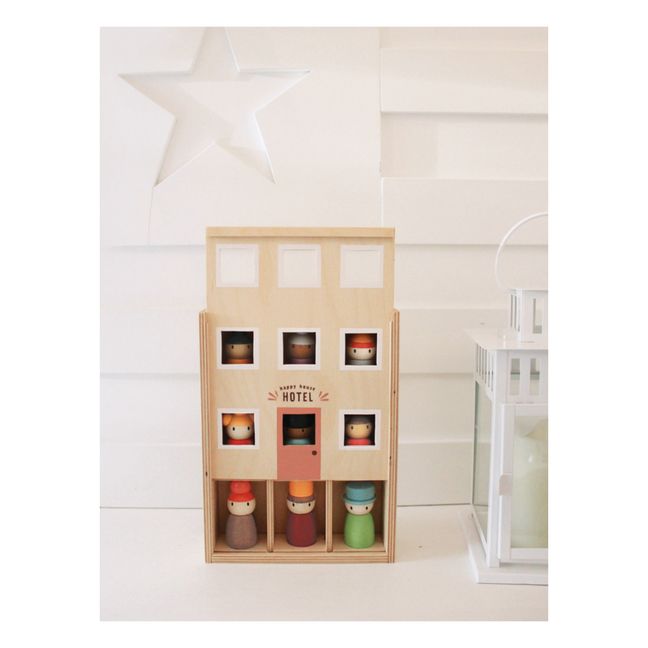 Hotel Happy Folk y sus personajes de madera