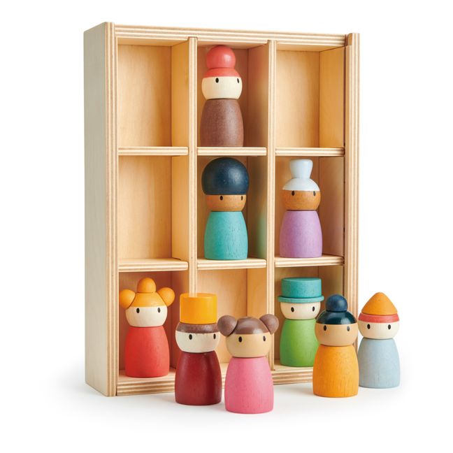 Hôtel Happy Folk et ses personnages en bois