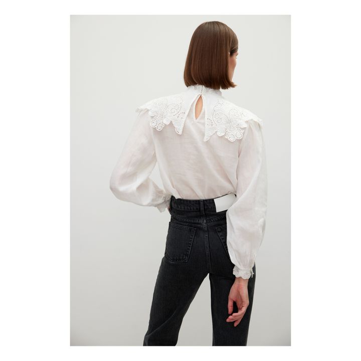 Blusa Noelle con pechera de encaje | Blanco- Imagen del producto n°3