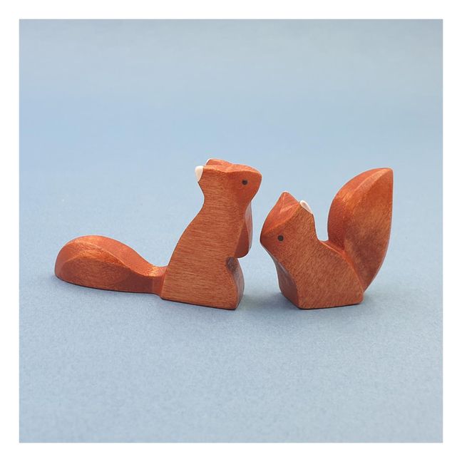 Holzfigur sitzendes Eichhörnchen