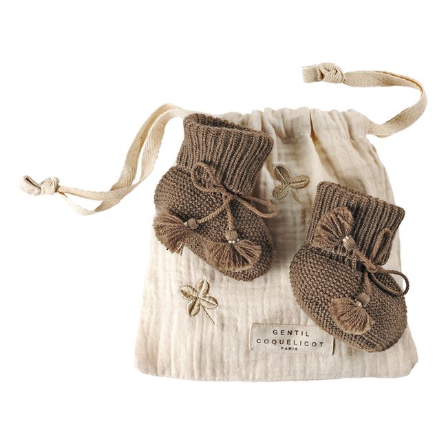 Pantofoline lavorate a maglia e borsa ricamata | Cioccolato