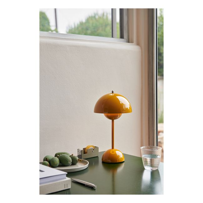 Lampada da tavolo portatile Flowerpot VP9, Verner Panton | Giallo senape