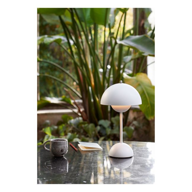 Lampada da tavolo portatile Flowerpot VP9, Verner Panton | Bianco