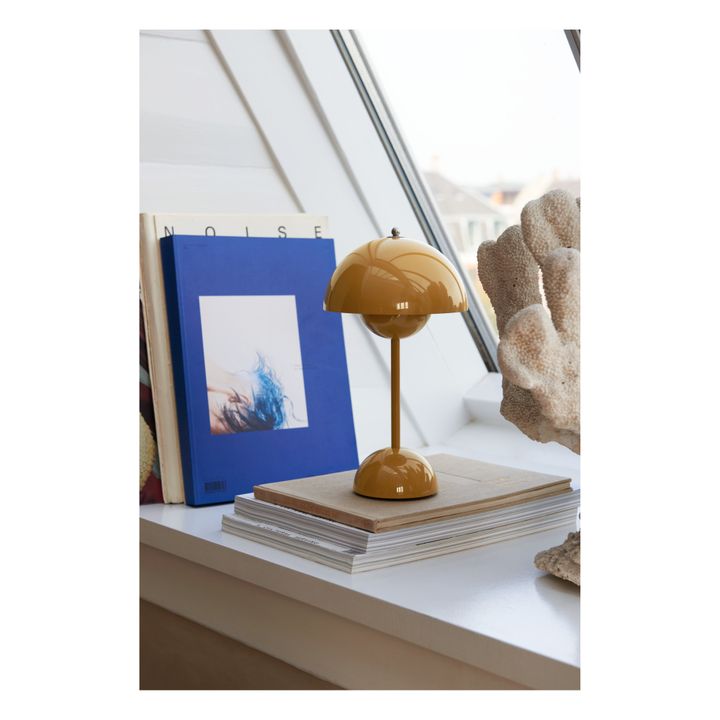VP9 Flowerpot Portable Table Lamp, Vernon Panton | Giallo senape- Immagine del prodotto n°1
