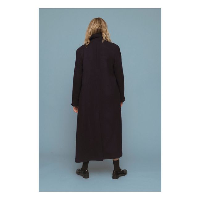 Mode femme automne/hiver avec un jean mum, un col roulé noir et un long  manteau camel en peluche