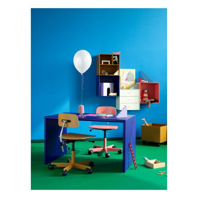 Le bureau pour enfants FLEX Comfy conçu par NUKI selon les principes  Montessori.