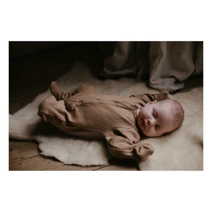 Fußloser Pyjama aus gerippter Bio-Baumwolle | Kamelbraun- Produktbild Nr. 1