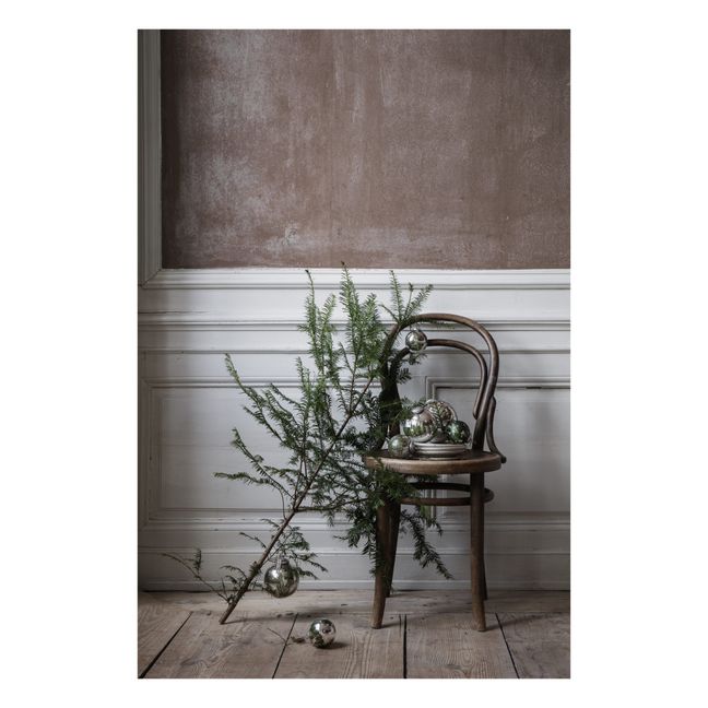 Weihnachtskugel Kiefernnadeln und Glitzerschnee | Weiß