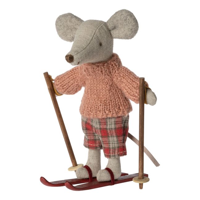 Grande sœur souris avec sa paire de ski