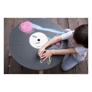 Plan Toys Mesa de juegos de madera de caucho y pizarra-product